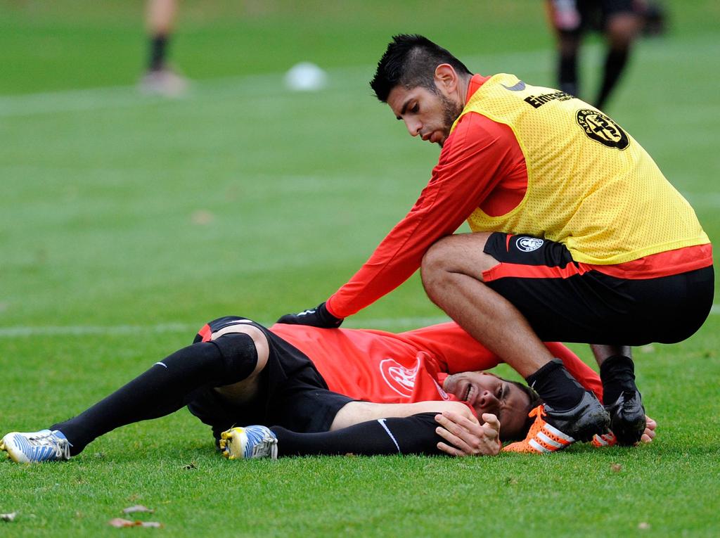Johannes Flum (l.) verletzte sich im Eintracht-Training schwer am Knie