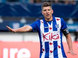 Stijn Schaars geeft aanwijzingen tijdens zijn officieuze debuut voor sc Heerenveen. Er wordt met 0-2 verloren van Real Sociedad. (30-07-2016)