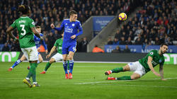 Jamie Vardy (Mitte) traf für Leicester City