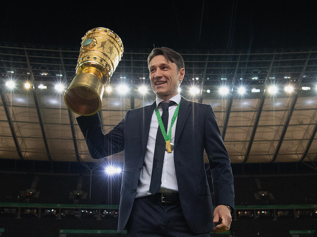 Kovac posa flamante con el trofeo de la Copa de Alemania. (Foto: Getty)
