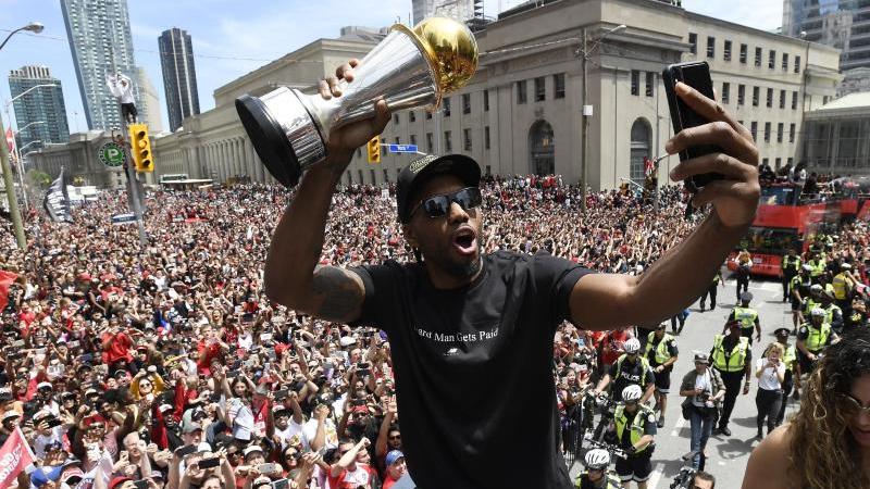 Kawhi Leonard (m.) feiert mit zehntausenden Fans in Toronto Kawhi Leonard (m.) feiert mit zehntausenden Fans in Toronto