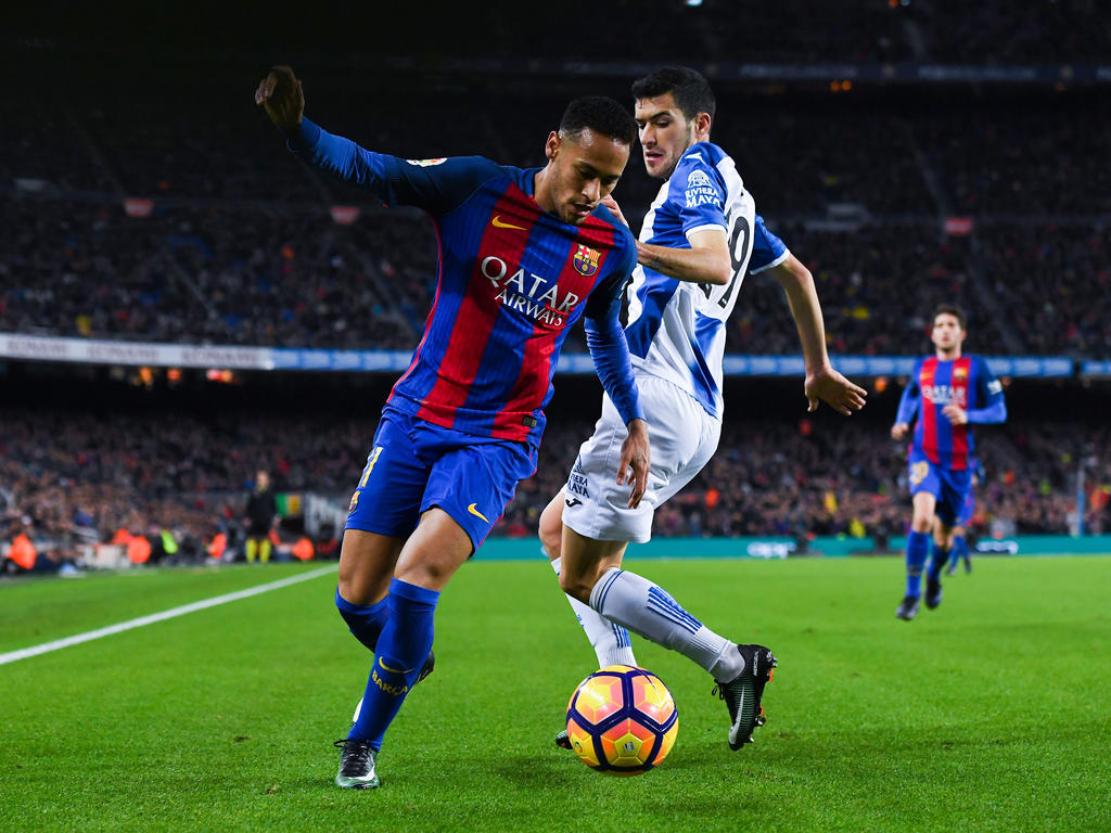 Neymar (l.) wird im Lokalderby gegen Espanyol von Aarón (r.) in Bedrängnis gebracht. (18.12.2016)