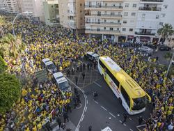 Afición gaditana arropando al autobús del Cádiz (Foto: Imago)