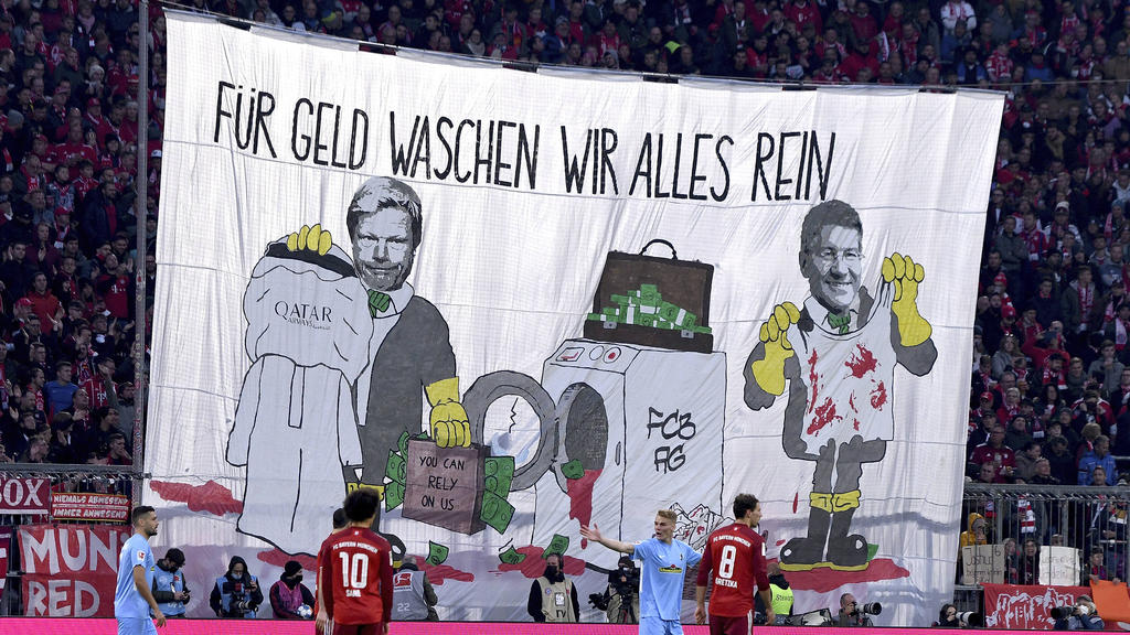 Fans des FC Bayern protestieren gegen die Zusammenarbeit mit Katar