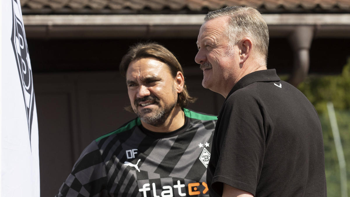 Daniel Farke (l.) und Roland Virkus bekommen ein neues Talent für Borussia Mönchengladbach