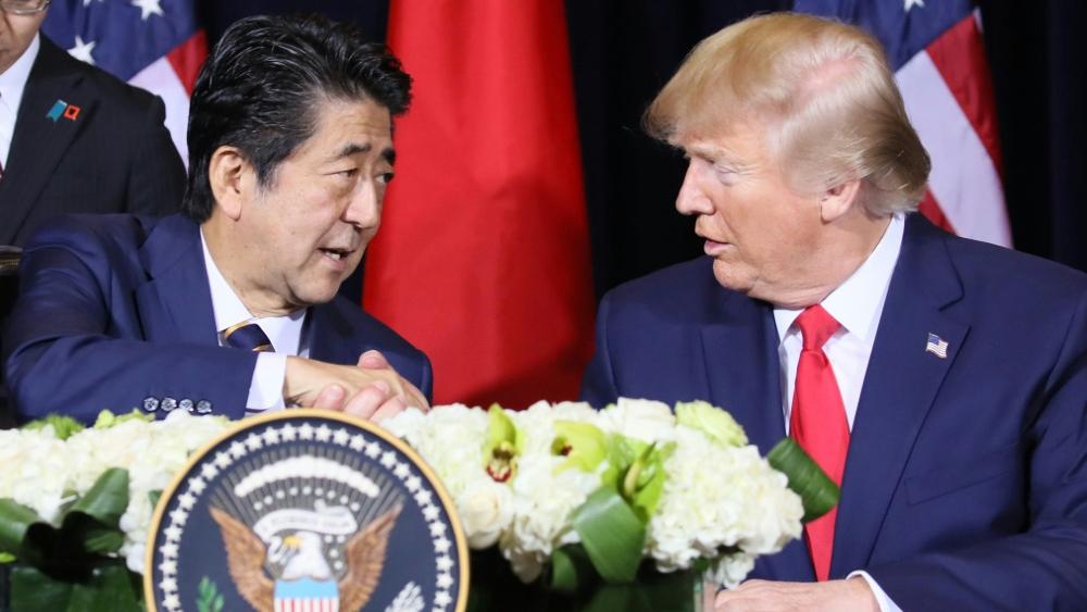 US-Präsident Donald Trump (r.) neben Japans Premierminister Abe US-Präsident Donald Trump (r.) neben Japans Premierminister Abe