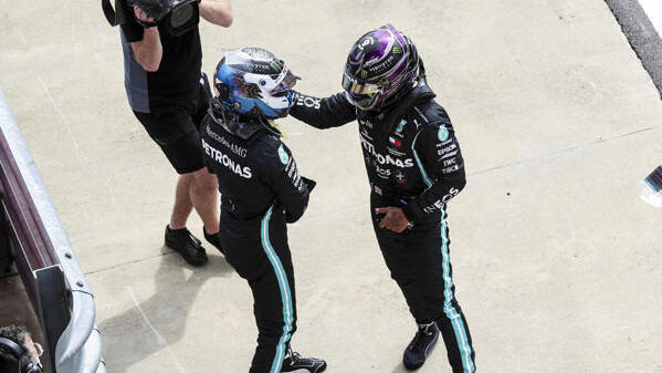 Lewis Hamilton kann Valtteri Bottas zur Pole-Position gratulieren Lewis Hamilton kann Valtteri Bottas zur Pole-Position gratulieren