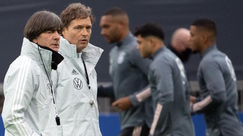 Bundestrainer Joachim Löw und Assistenztrainer Marcus Sorg beobachten das Training der Nationalmannschaft im Südstadion