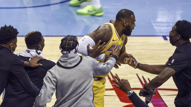 LeBron James (M) wird für seinen erfolgreichen Drei-Punkte-Wurf gefeiert LeBron James (M) wird für seinen erfolgreichen Drei-Punkte-Wurf gefeiert