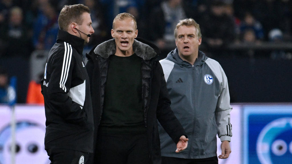 Karel Geraerts (M.) verlor mit dem FC Schalke gegen Elversberg Karel Geraerts (M.) verlor mit dem FC Schalke gegen Elversberg