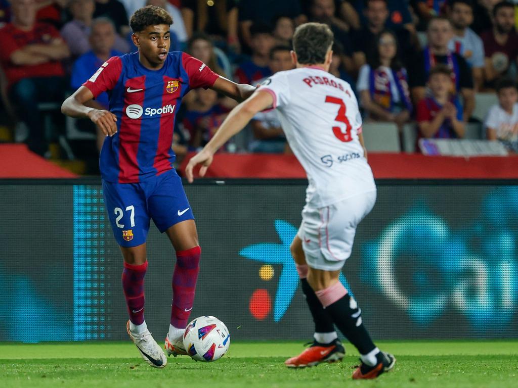 Der FC Barcelona hat das 16-jährige Talent Lamine Yamal (l) langfristig gebunden Der FC Barcelona hat das 16-jährige Talent Lamine Yamal (l) langfristig gebunden