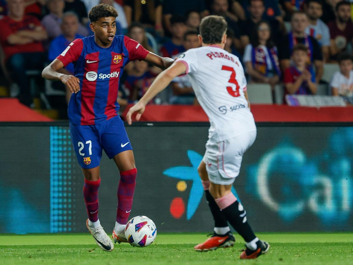 Der FC Barcelona hat das 16-jährige Talent Lamine Yamal (l) langfristig gebunden