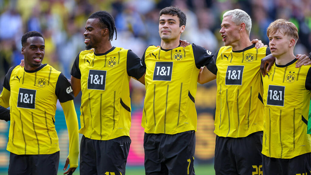 Carney Chukwuemeka (2.v.l.) soll die Klub-WM mit dem BVB spielen Carney Chukwuemeka (2.v.l.) soll die Klub-WM mit dem BVB spielen