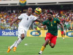 Rigobert Song (r.) probeert namens Kameroen de Egyptische spits Manuel Agogo (l.) van scoren af te houden. Kameroen-Egypte is de finale om de Afrika Cup. (07-02-2008)