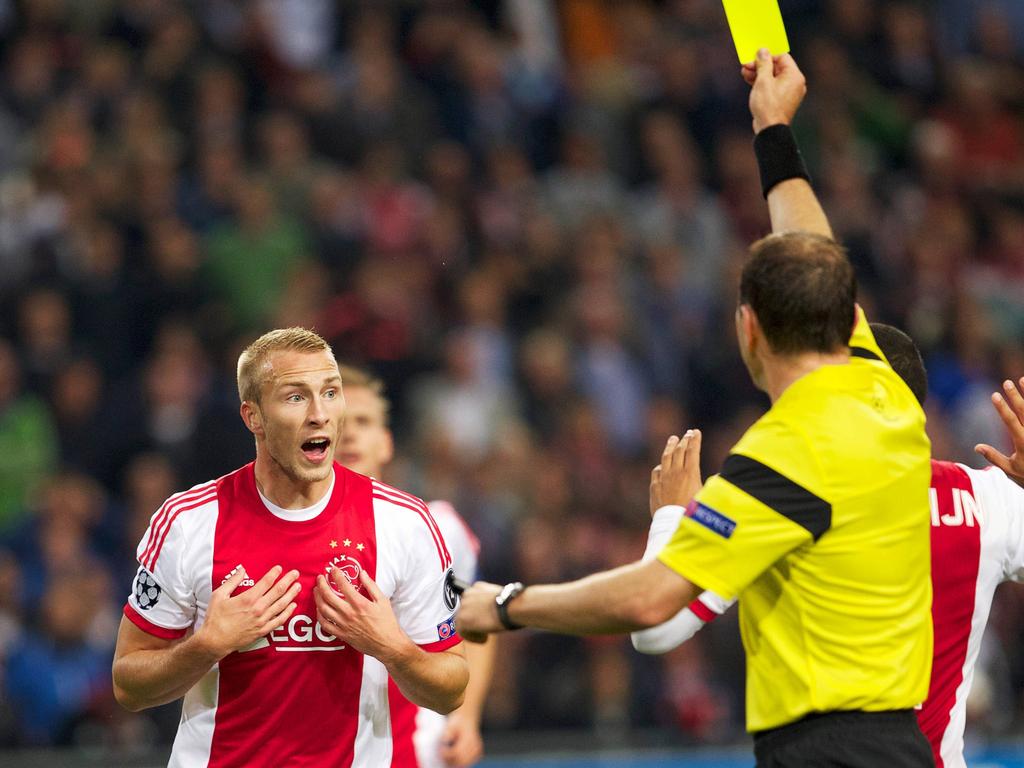 Mike van der Hoorn krijgt de gele kaart tijdens het Champions League-duel met AC Milan. (01-10-2013)