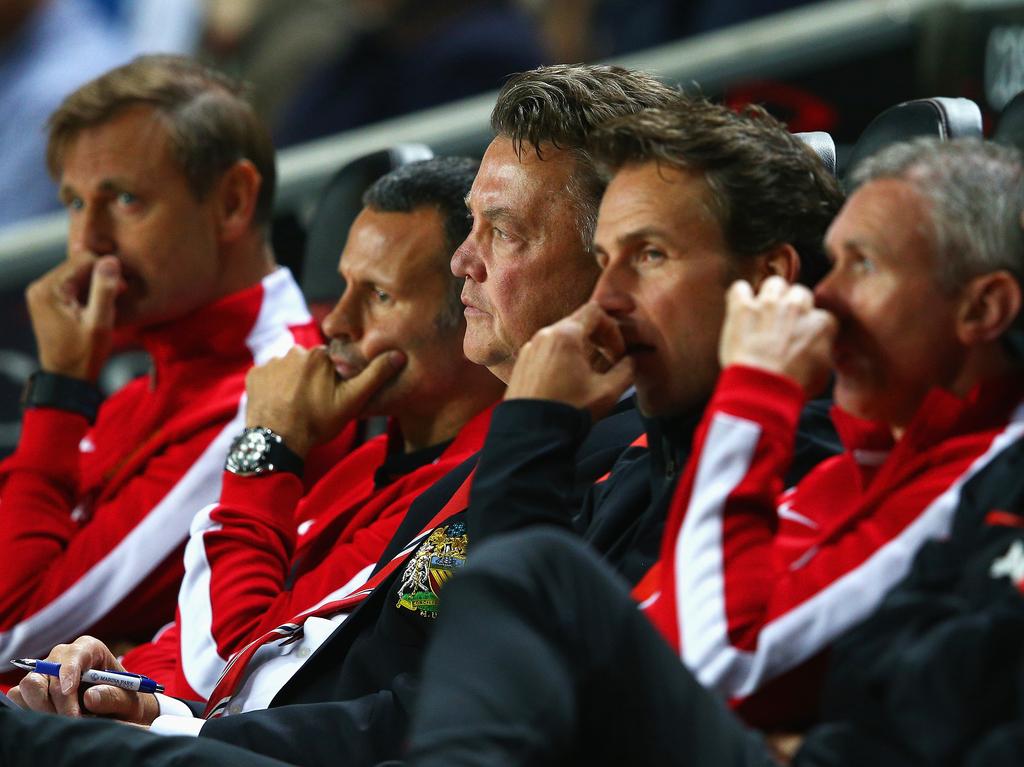 Die versammelte Ratlosigkeit: Uniteds Trainerstab beim Spiel gegen Milton Keynes