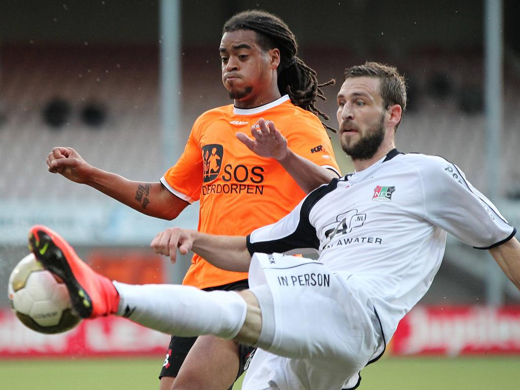 Kevin Conboy (r.) duelleert met Brandley Kuwas (l.) om de bal tijdens FC Volendam - NEC Nijmegen. (15-8-2014) Kevin Conboy (r.) duelleert met Brandley Kuwas (l.) om de bal tijdens FC Volendam - NEC Nijmegen. (15-8-2014)