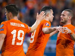 Klaas Jan Huntelaar (l.) probeert Robin van Persie (m.) te feliciteren met zijn treffer tijdens de kwalificatiewedstrijd Nederland - Kazachstan. Voetbal.com Foto van de Week. (10-10-2014)