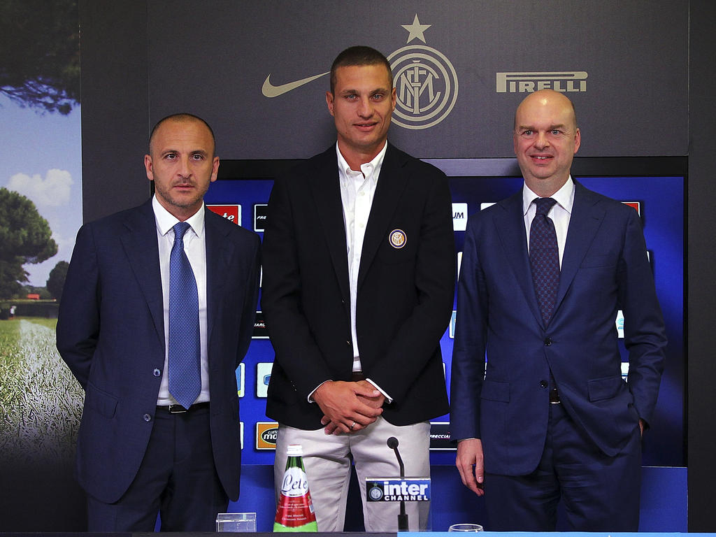 Sportdirektor Piero Ausilio (l.) hat unter anderem Nemanja Vidic (M.) zu Inter geholt