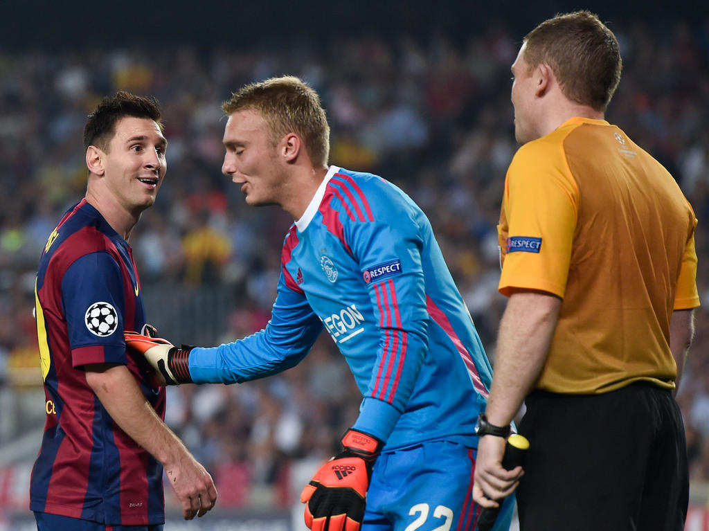 Jasper Cillessen (m.) laat Lionel Messi (l.) lachen tijdens het Champions League-duel FC Barcelona - Ajax. (21-10-2014)