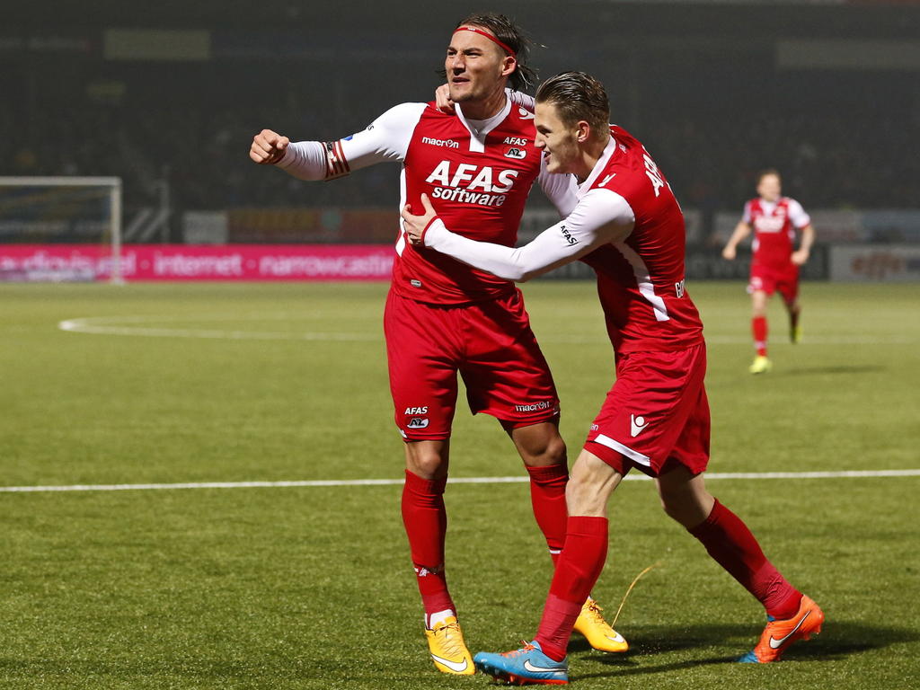 Nemanja Gudelj (l.) en Jeffrey Gouweleeuw (r.) vieren de 0-2 tijdens het competitieduel SC Cambuur - AZ Alkmaar. (29-11-2014)