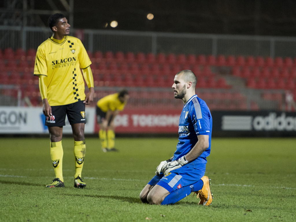 Jerold Promes (l.) en Niki Mäenpää kunnen niet geloven dat ze aan de broek krijgen van Jong Ajax. (01-12-2014)