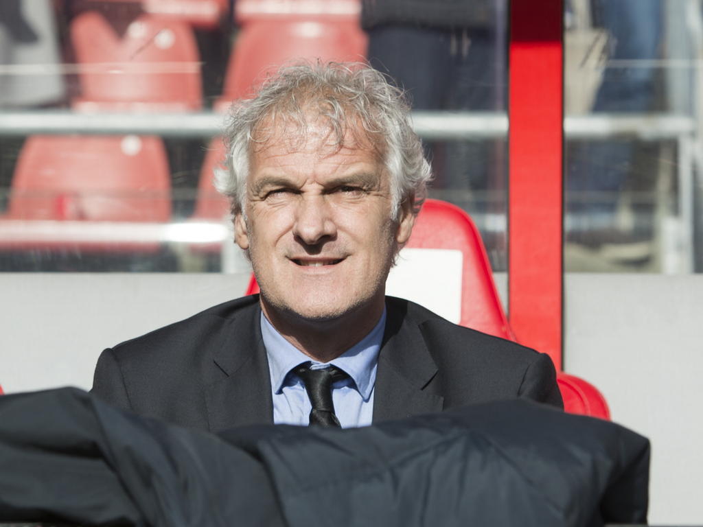Fred Rutten heeft aangegeven dat hij zijn aflopende contract bij Feyenoord niet gaat verlengen. Hier zit de trainer op de bank tijdens FC Utrecht - Feyenoord. (01-03-2015).