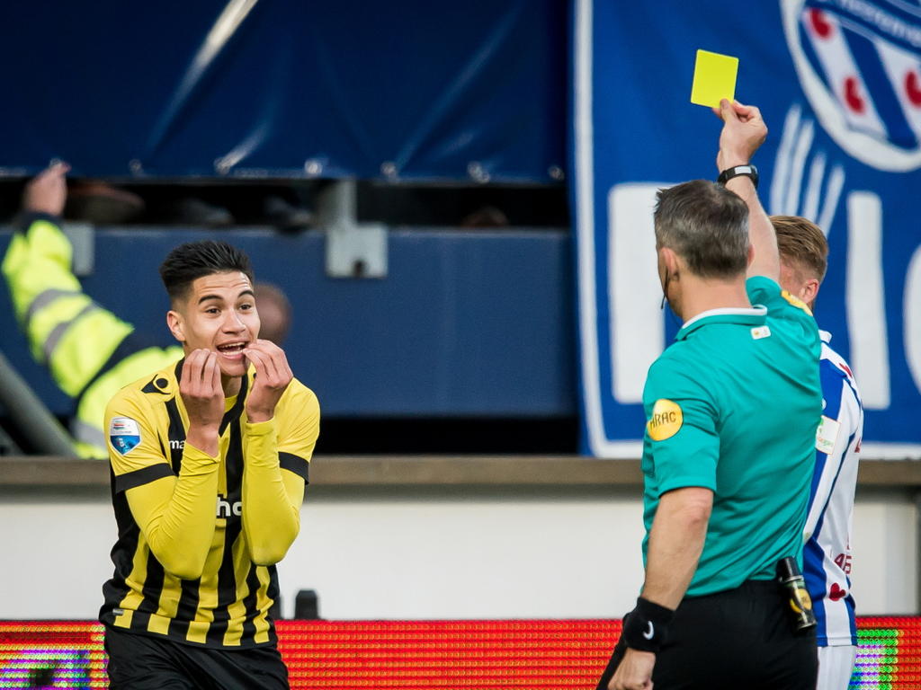 Kevin Diks (l.) begrijpt niet dat hij geel krijgt van scheidsrechter Björn Kuipers (r.) tijdens sc Heerenveen - Vitesse. (28-05-2015)