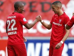 Meestal is het Hakim Ziyech (r.) die aan het einde van de aanval staat, maar ditmaal maakt Kamohelo Mokotjo (l.) de goal van FC Twente. Hij zet daarmee Roda JC op een 2-0 achterstand. (27-09-2015)