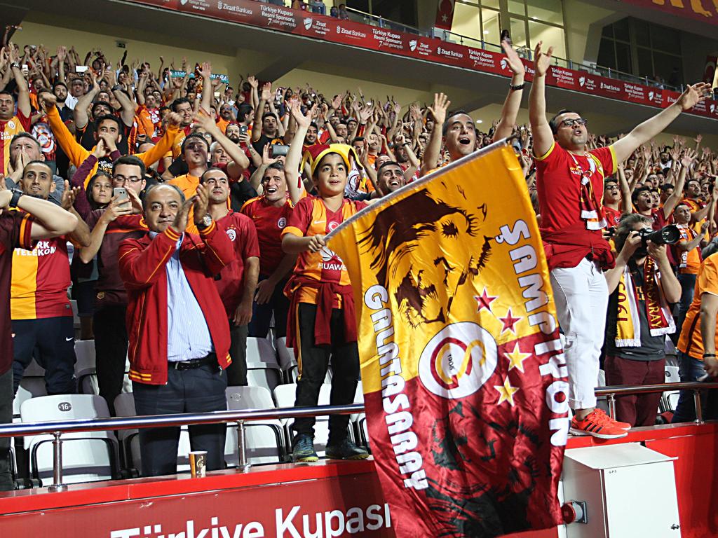 La afición del Galatasaray tiñó el estadio de rojo y amarillo. (Foto: Getty)