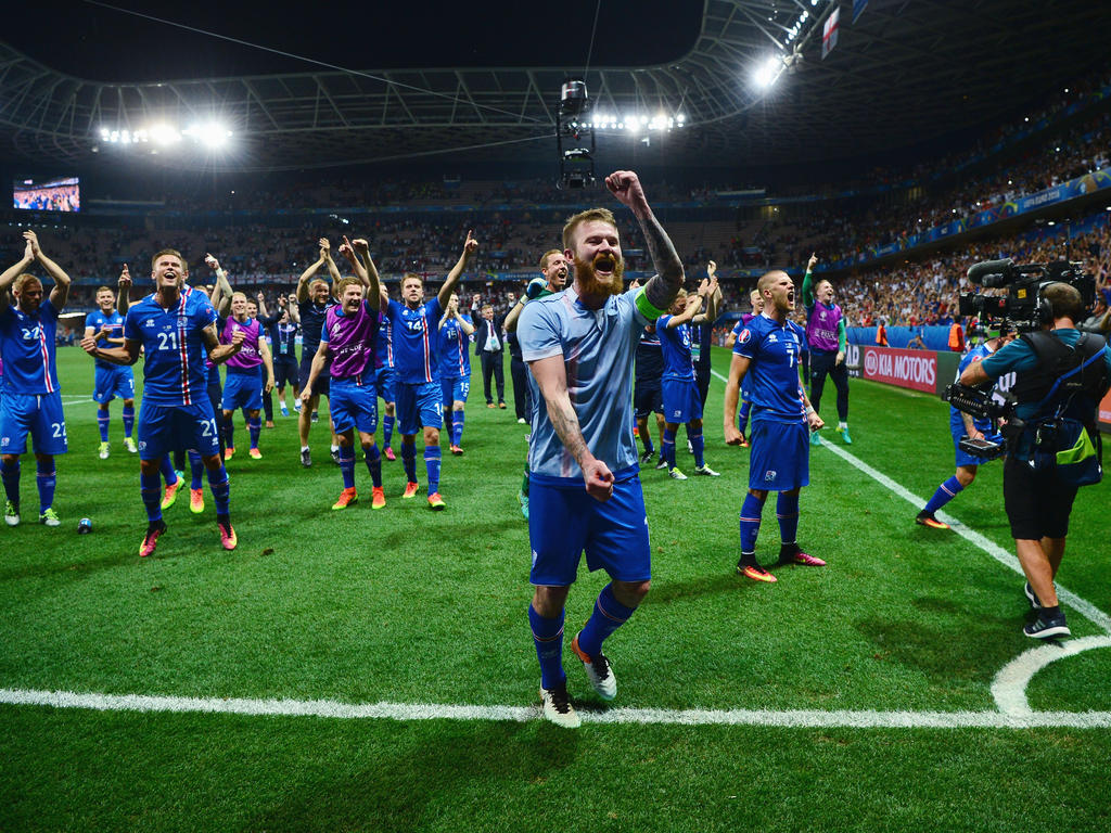De spelers van IJsland vieren het behalen van de kwartfinale op het EK in Frankrijk. Engeland wordt met 2-1 verslagen. (28-06-2016)