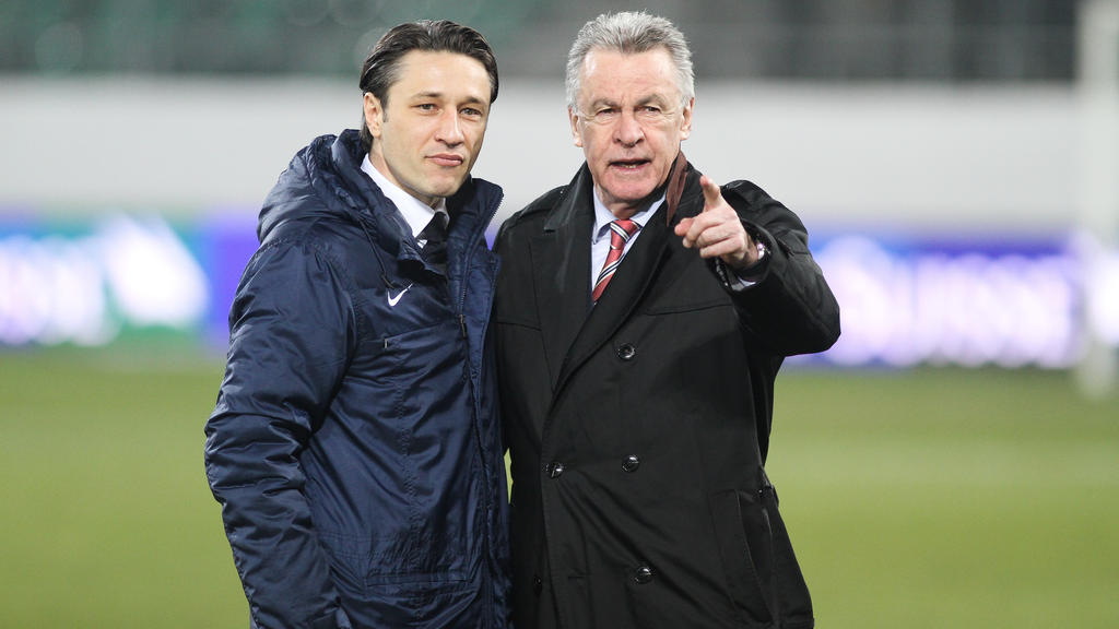 Ottmar Hitzfeld (re.) sieht den Kader des FC Bayern München als zu dünn an Ottmar Hitzfeld (re.) sieht den Kader des FC Bayern München als zu dünn an