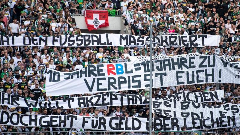 Gladbach-Fans bekunden ihren Unmut gegen RB Leipzig