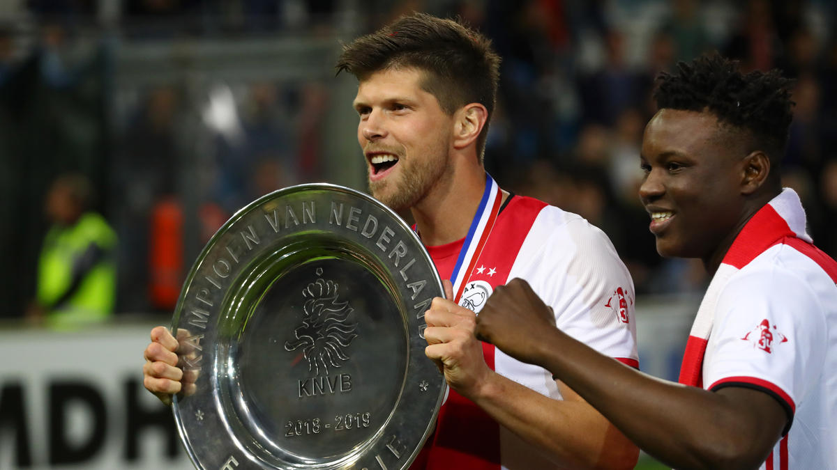 Ex-Schalke-Angreifer Klaas-Jan Huntelaar hält die niederländische Meisterschale in den Händen Ex-Schalke-Angreifer Klaas-Jan Huntelaar hält die niederländische Meisterschale in den Händen