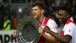 Ex-Schalke-Angreifer Klaas-Jan Huntelaar hält die niederländische Meisterschale in den Händen
