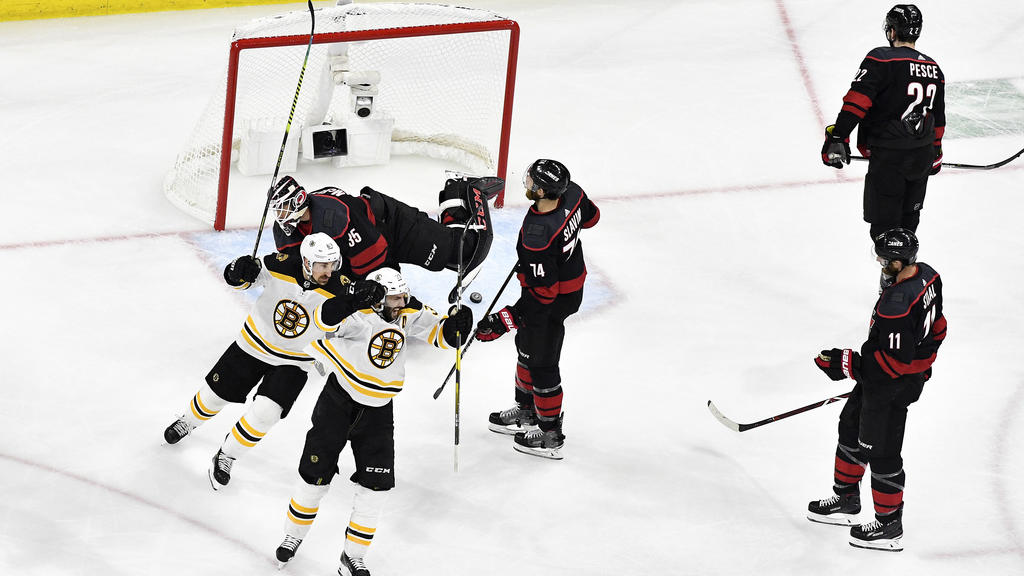 Die Boston Bruins haben den Hurricanes aus Carolina keine Chance gelassen Die Boston Bruins haben den Hurricanes aus Carolina keine Chance gelassen