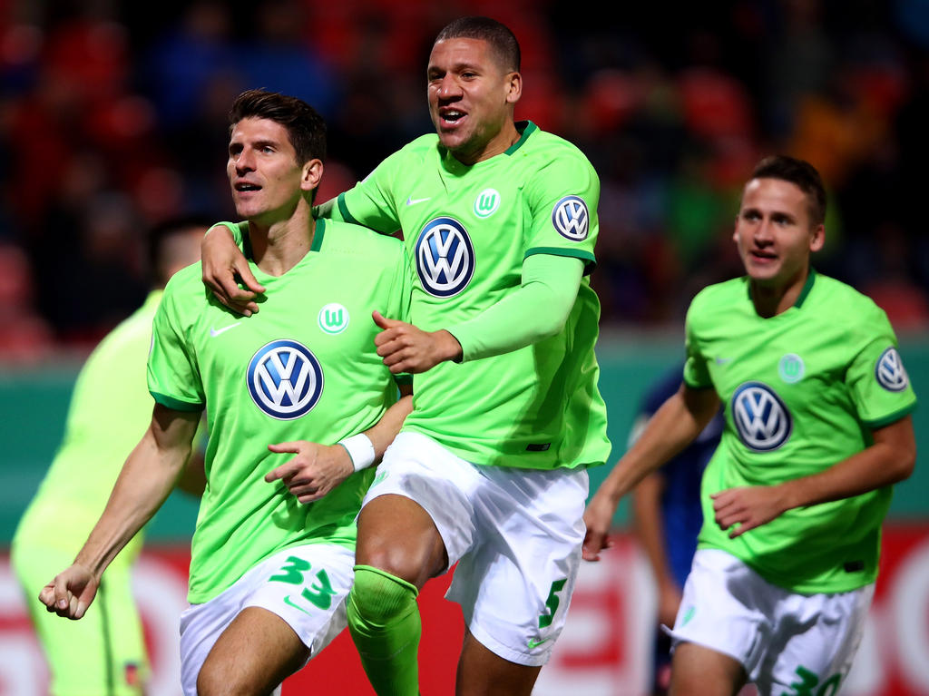 Mario Gomez (l.) schießt den VfL Wolfsburg ins Achtelfinale