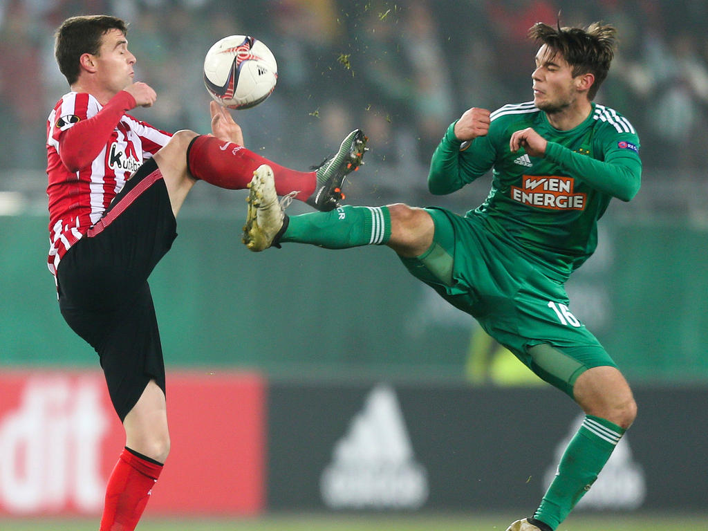 Javier Eraso und Philipp Malicsek im Zweikampf um den Ball. Das Spiel Rapid Wien gegen Athletic Club endete 1:1