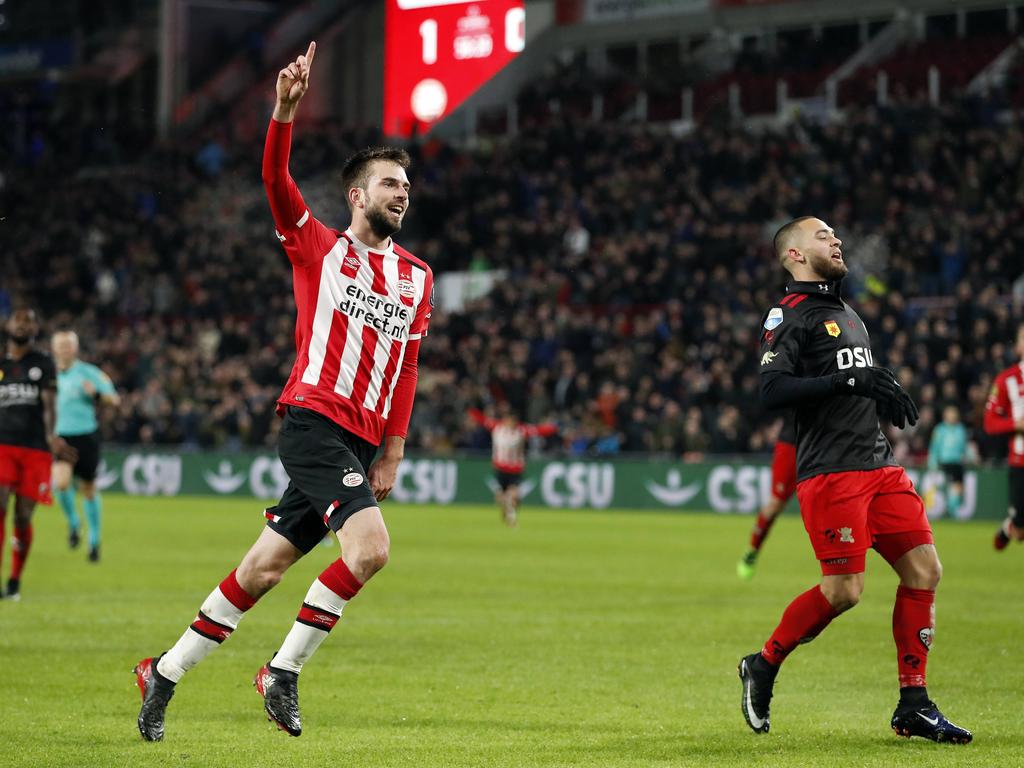 Davy Pröpper viert de tweede treffer van PSV in het thuisduel met Excelsior. De middenvelder zorgt voor het beslissende doelpunt. (14-01-2017)