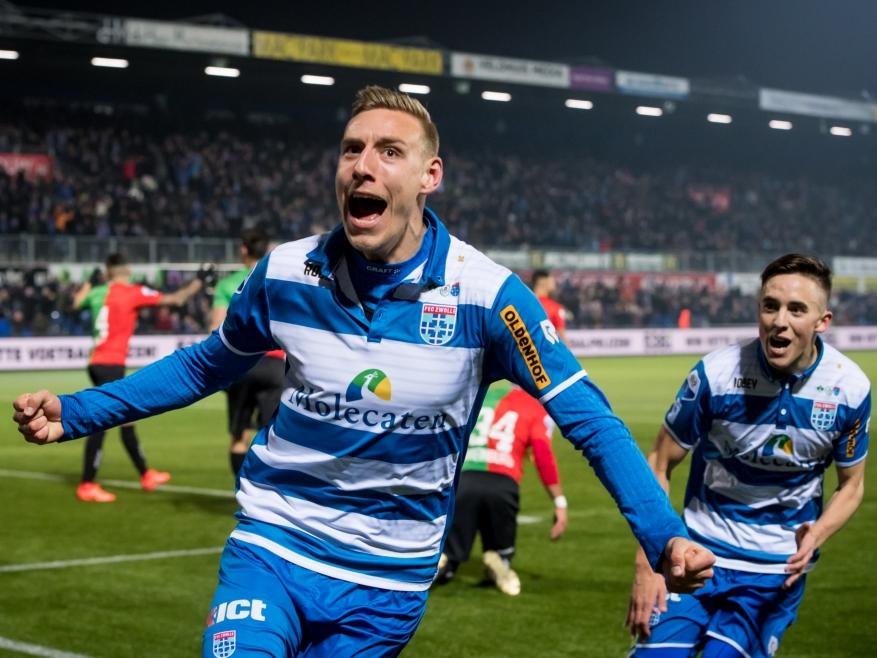 Nicolai Brock-Madsen (l.) schreeuwt het uit als hij PEC Zwolle op een 1-0 voorsprong zet tegen NEC. Ryan Thomas (r.) juicht in zijn kielzog mee. (10-02-2017)