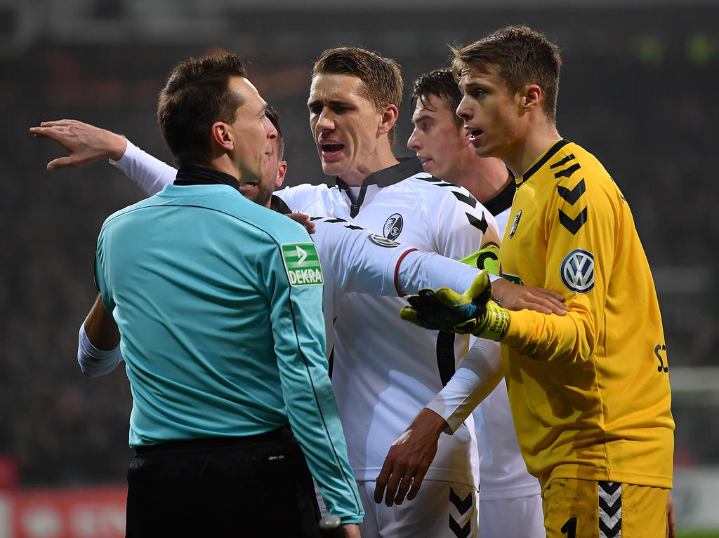 Das Schiedsrichtergespann musste nach dem Pokalspiel zwischen Bremen und Freiburg Kritik einstecken