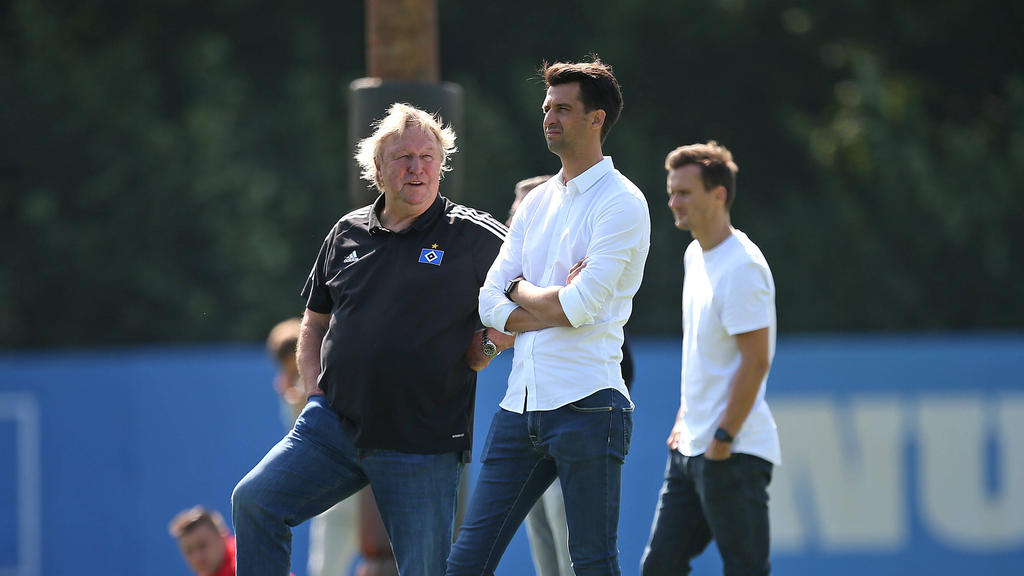 Nachwuchsdirektor Horst Hrubesch (l.) und Vorstandschef Jonas Boldt (M.) haben beim HSV viel Arbeit