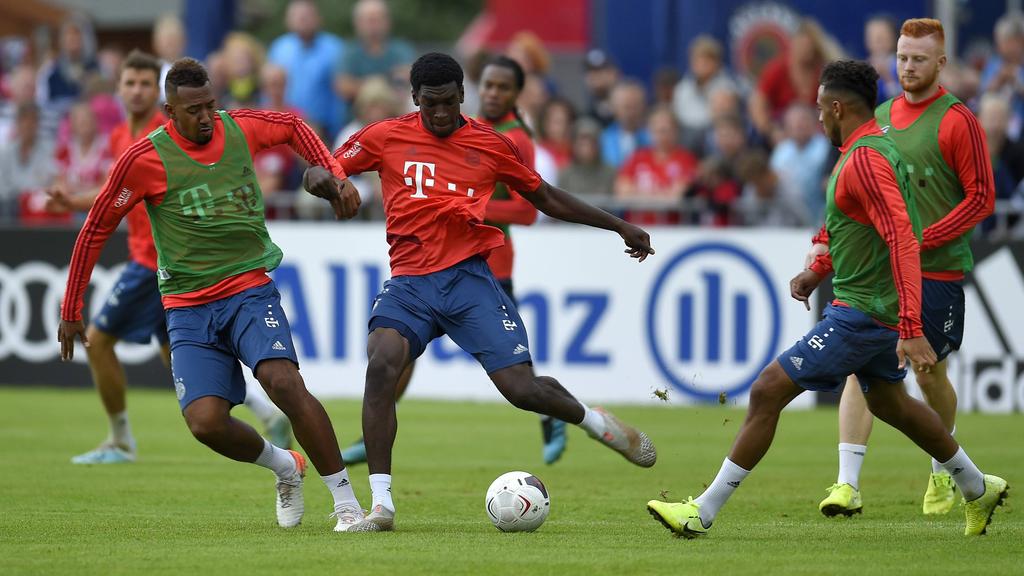Kwasi Wriedt (M.) trainierte immer wieder bei den Profis des FC Bayern mit