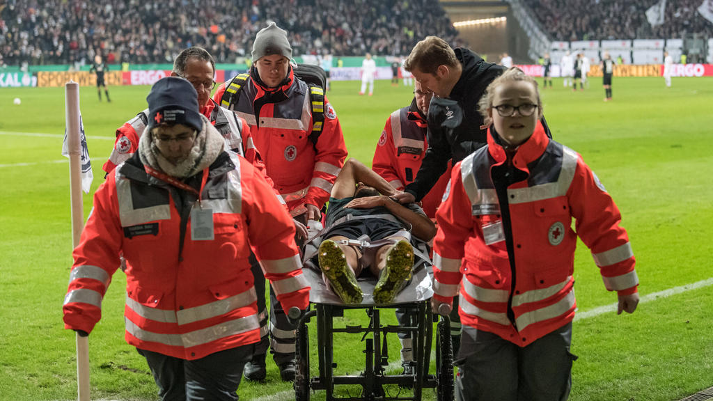Sanitäter tragen Ömer Toprak nach einer Verletzung vom Spielfeld
