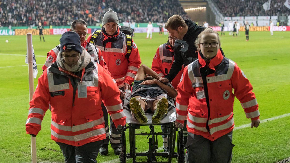 Sanitäter tragen Ömer Toprak nach einer Verletzung vom Spielfeld Sanitäter tragen Ömer Toprak nach einer Verletzung vom Spielfeld