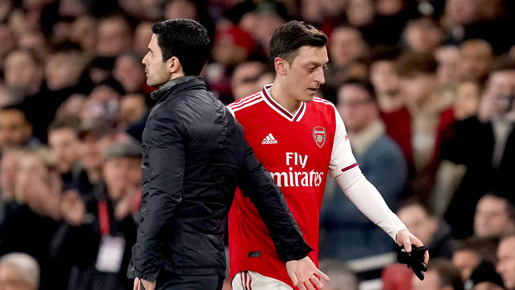 Mesut Özil (r.) spielt beim FC Arsenal keine Rolle mehr