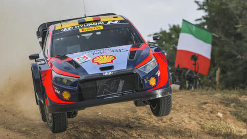 Thierry Neuville feiert den Sieg bei der Rallye Italien 2023 auf Sardinien