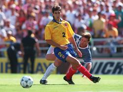 Andrés Escobar (izq.) con el estadounidense Eric Wynalda en el Mundial de 1994
