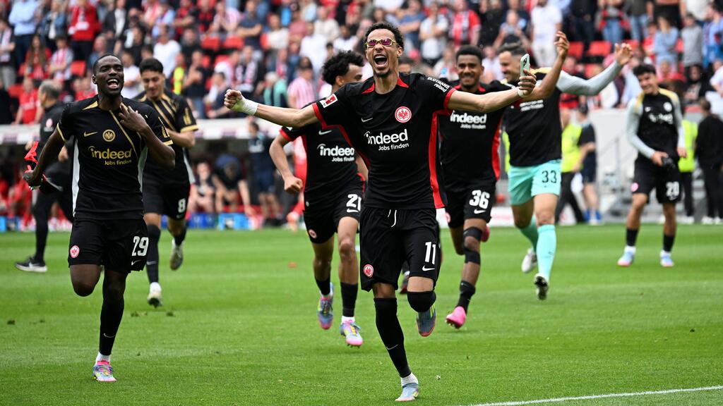 Eintracht Frankfurt jubelt sich in die Champions League Eintracht Frankfurt jubelt sich in die Champions League