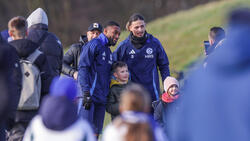 Moussa Sylla (l.) und Taylan Bulut vom FC Schalke 04 werden in Gladbach gehandelt